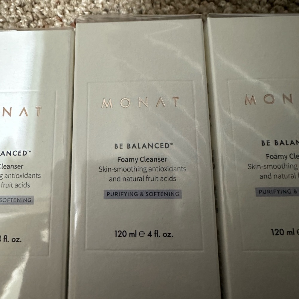Monat be balanced foamy cleanser